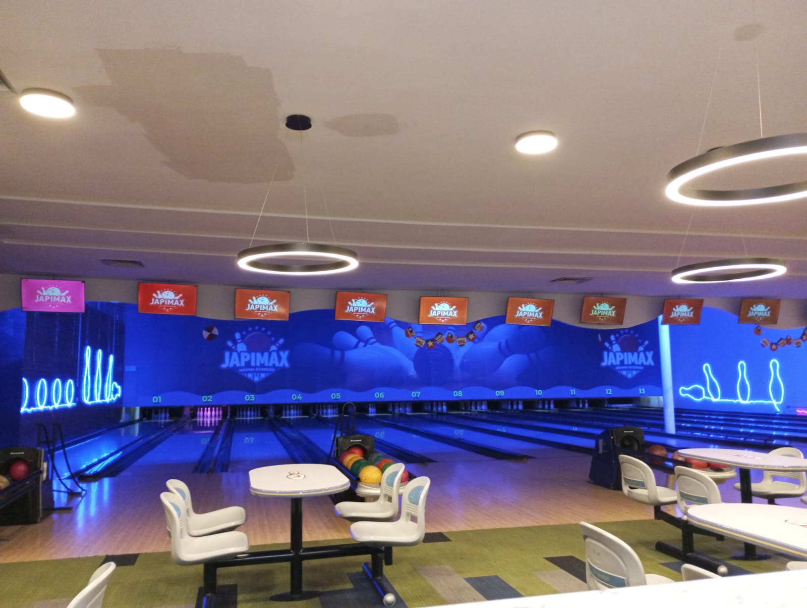 Instalaciones de Japimax - 13 pistas de bowling Brunswick en Barrio Universitario, Santiago